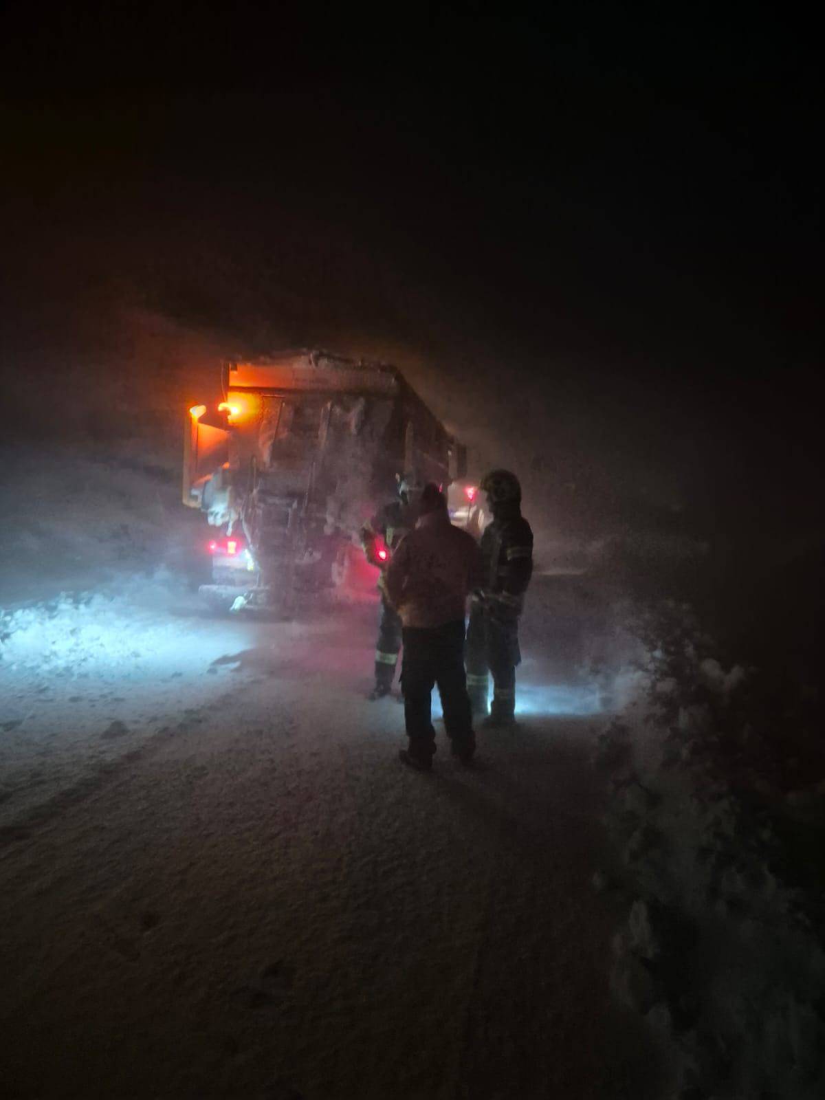 VIDEO Drama u Lici: Vatrogasci spasili 48 ljudi iz snježne oluje!