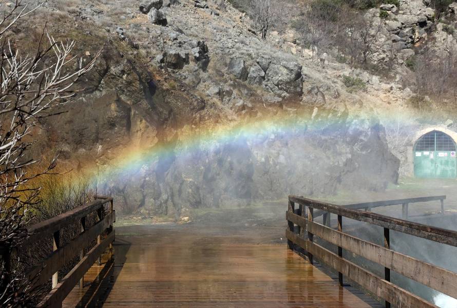Knin: Slap Kr?i?, poznatiji kao Topoljski buk ili Veliki buk ukrašen dugom