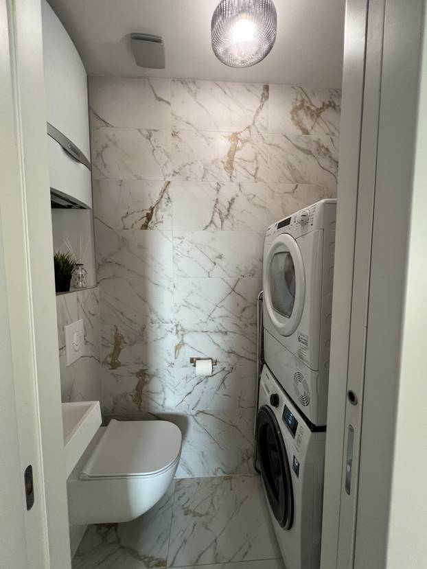 FOTO Naš poznati voditelj i žena mjesecima prodaju penthouse za skoro 400.000 eura! Zavirite