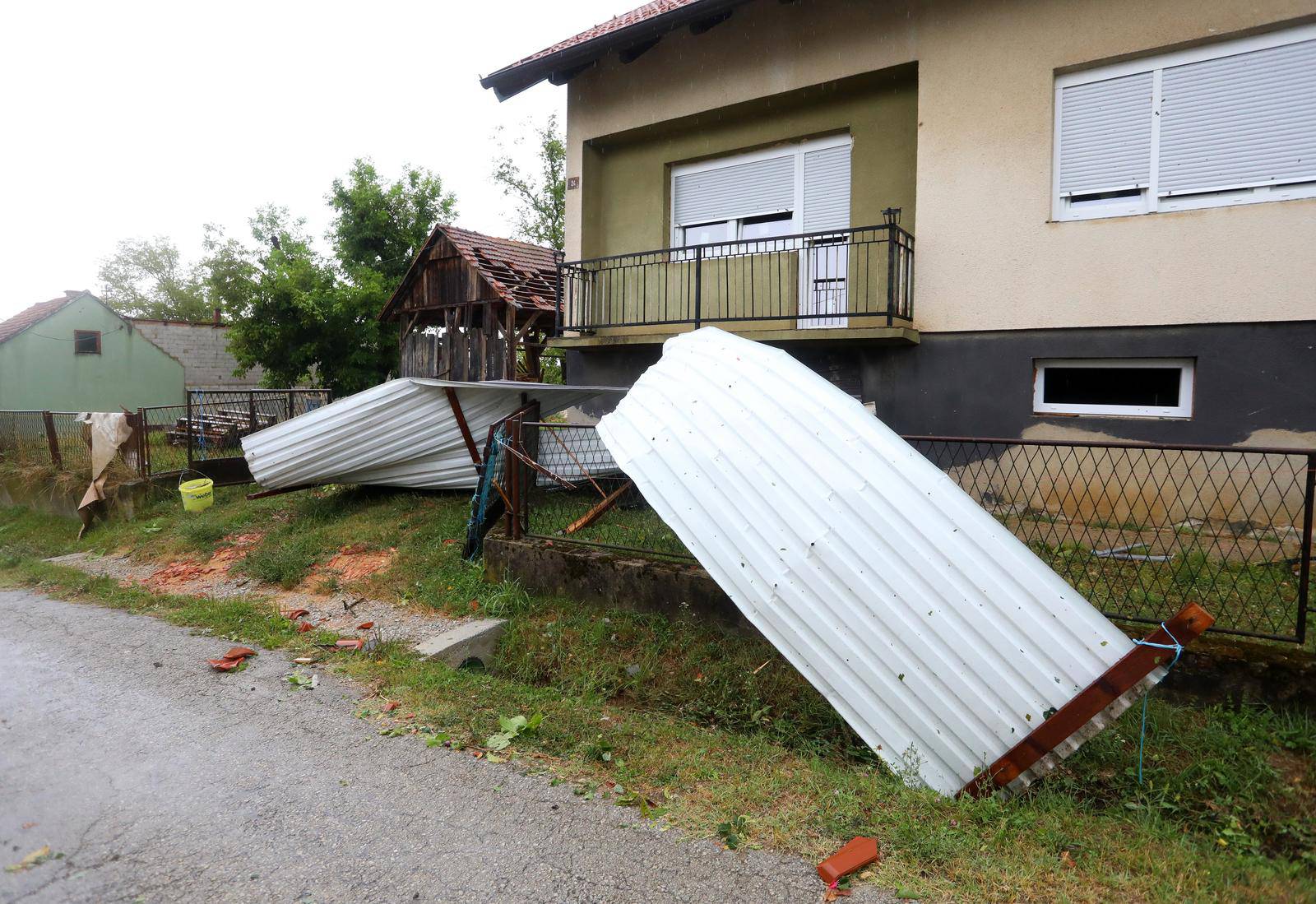 Snažno nevrijeme pra?eno kišom i olujnim vjetrom protutnjalo je Karlovcem i okolicom