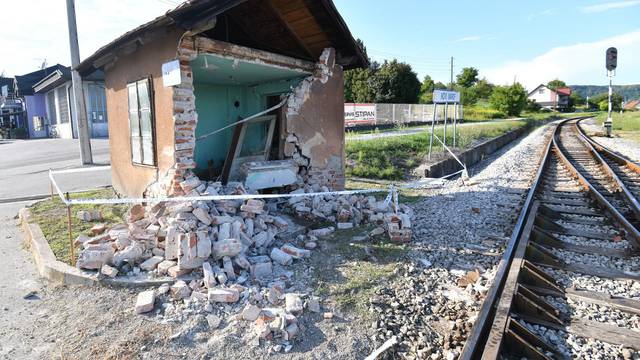 Novi Marof: Vlak naletio na automobil i bacio ga na skretničarsku kućicu