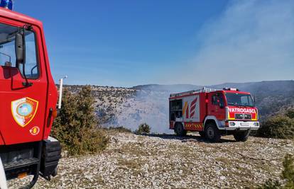 Lokalizirali požar iznad Omiša,  izgorjelo dva hektara raslinja