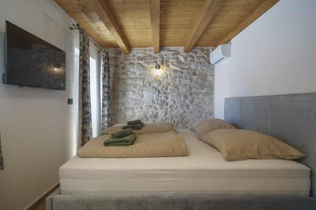 FOTO Ulov i pol: Kamena kuća u Tribunju nalazi se tik do mora, a vrijedi manje od 'milje'!?!