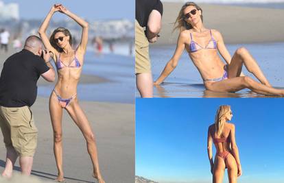 Manekenka snimala na plaži u bikiniju pa šokirala sve linijom: 'Izgladnjuje se, pomozite joj!'