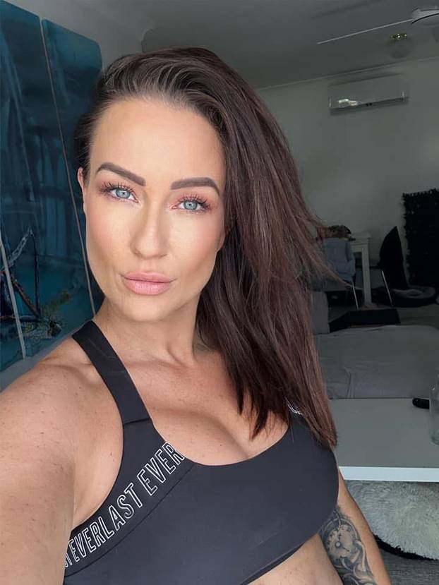 FOTO Danju je medicinska sestra, a noću striptizeta! Traži partnera, a ovo su kriteriji...