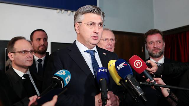 Predsjednik Vlade Andrej Plenković dao izjavu za medije nakon svečane akademije povodom 30. obljetnice VRO Maslenica 