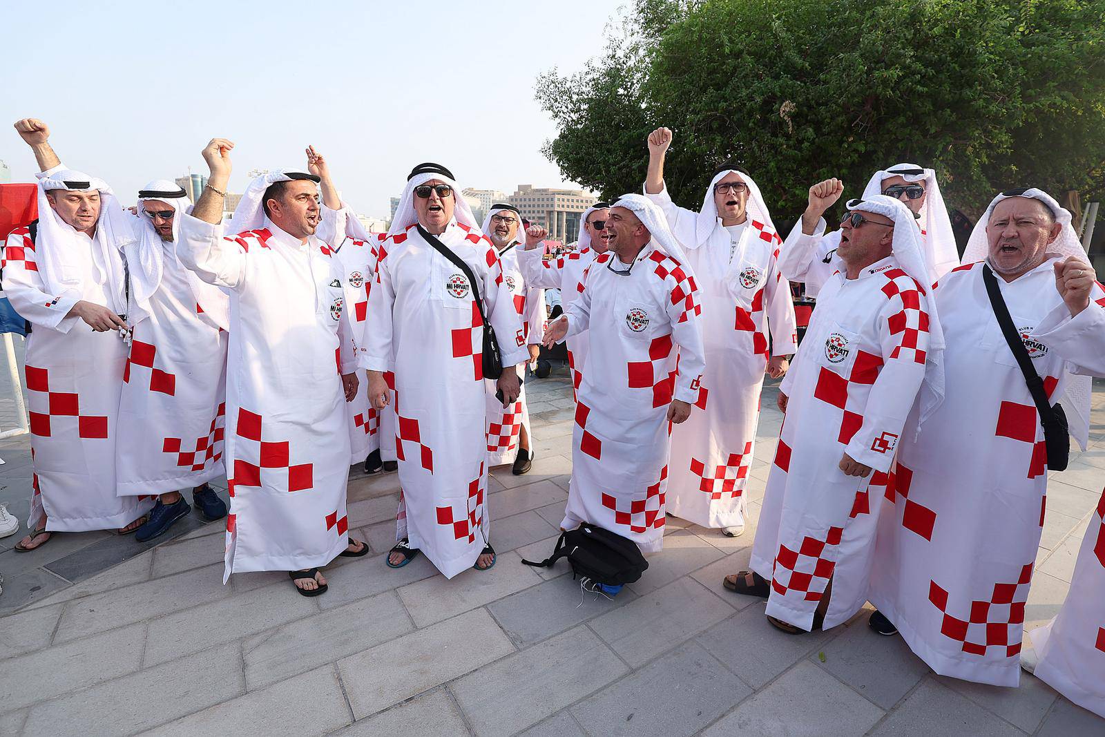 Hrvatski navijači u tradicionalnim katarskim narodnim nošnjama zabavljaju se u centru Dohe 