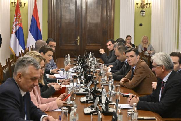 Beograd: Tučnjava u parlamentu, predstavnici opozicije pokušali spriječiti održavanja kolegija