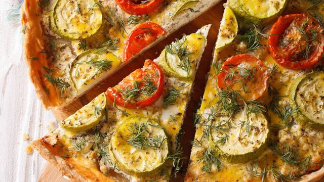 Čarolija okusa: Vegetarijanska pita s tikvicama i rajčicama