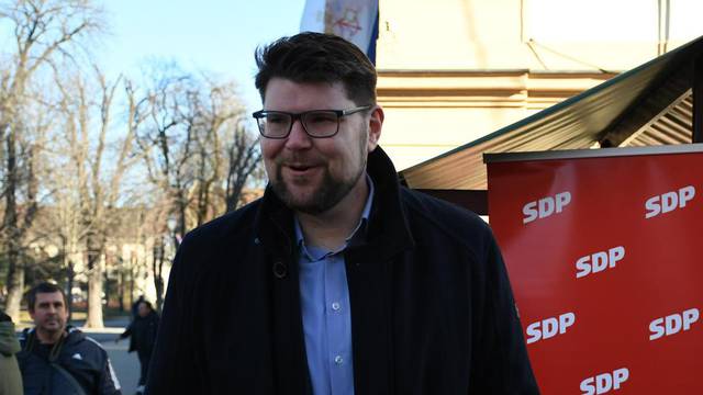 Bjelovar: Peđa Grbin družio se s građanima na štandu SDP-a