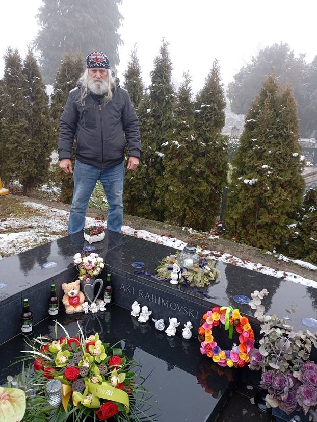 FOTO Prije 3 godine umro je Aki Rahimovski. Prijatelji iz Skoplja došli na grob: 'Nedostaje nam'