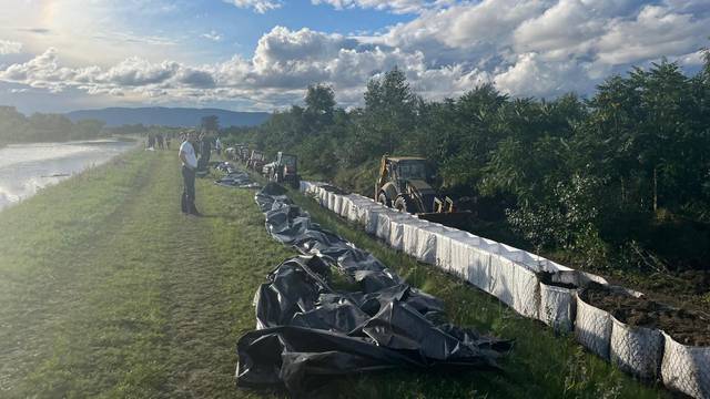 FOTO Sava prijeti izlijevanjem u Hrušćici: 70 ljudi ojačava nasip