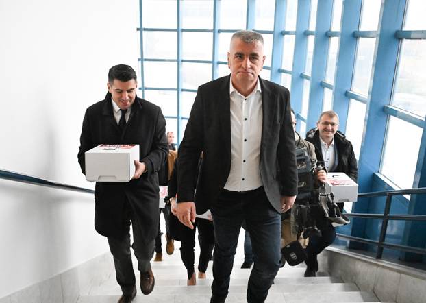 Zagreb: Miro Bulj predao potpise za predsjedničku kandidaturu