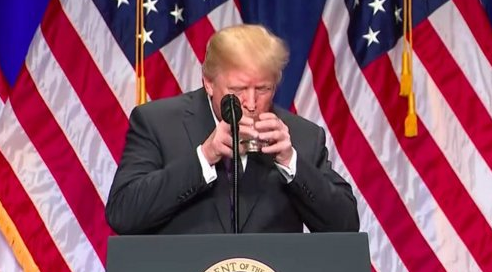 Trump čašu vode držao s obje ruke: 'To je možda demencija!'
