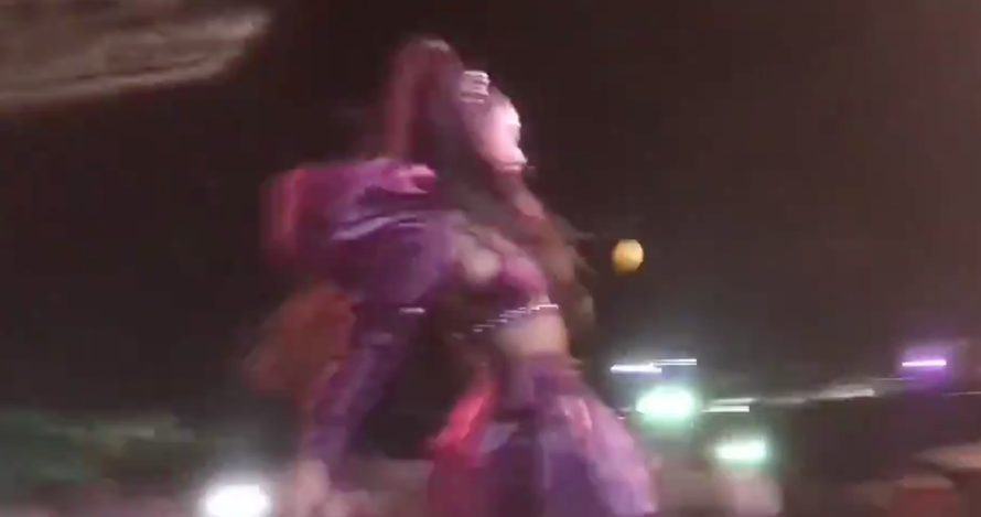 Za vrijeme nastupa pogodili je limunom: 'Mrš sa pozornice...'