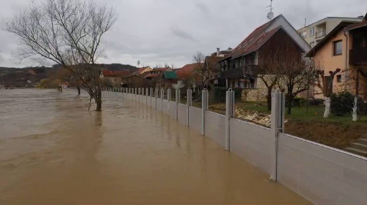 VIDEO U Hrvatskoj Kostajnici za obranu od poplava prije trebali 500 ljudi, 20 'diglo' novi sustav