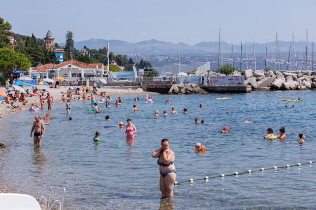 Osvježenje na plaži u Ičićima unatoč velikoj količini bakterije Escherichia coli