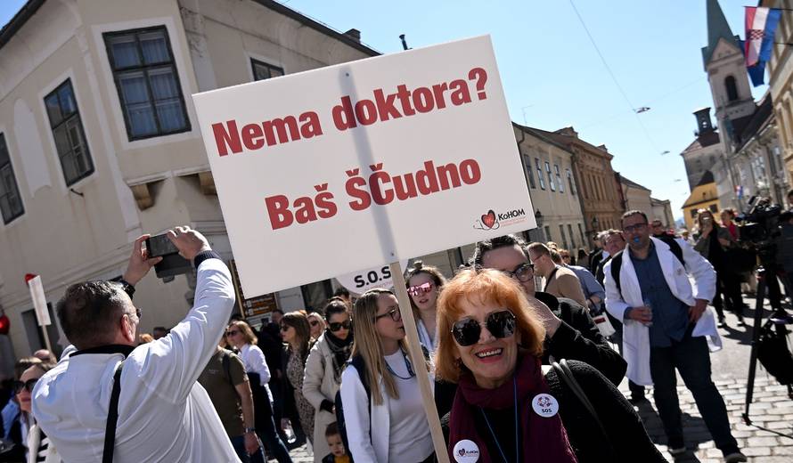 Zagreb: Prosvjed liječnika nezadovoljnih stanjem u hrvatskom zdravstvu pod sloganom 'S.O.S. za zdravstvo'