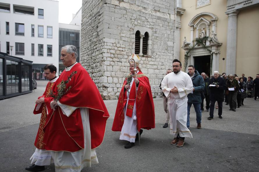 Rijeka: Nadbiskup Mate Uzinić predvodio procesiju na Cvjetnicu