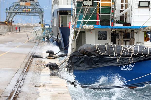 Rijeka: Olujna bura stvara valove i morsku pjenu u luci
