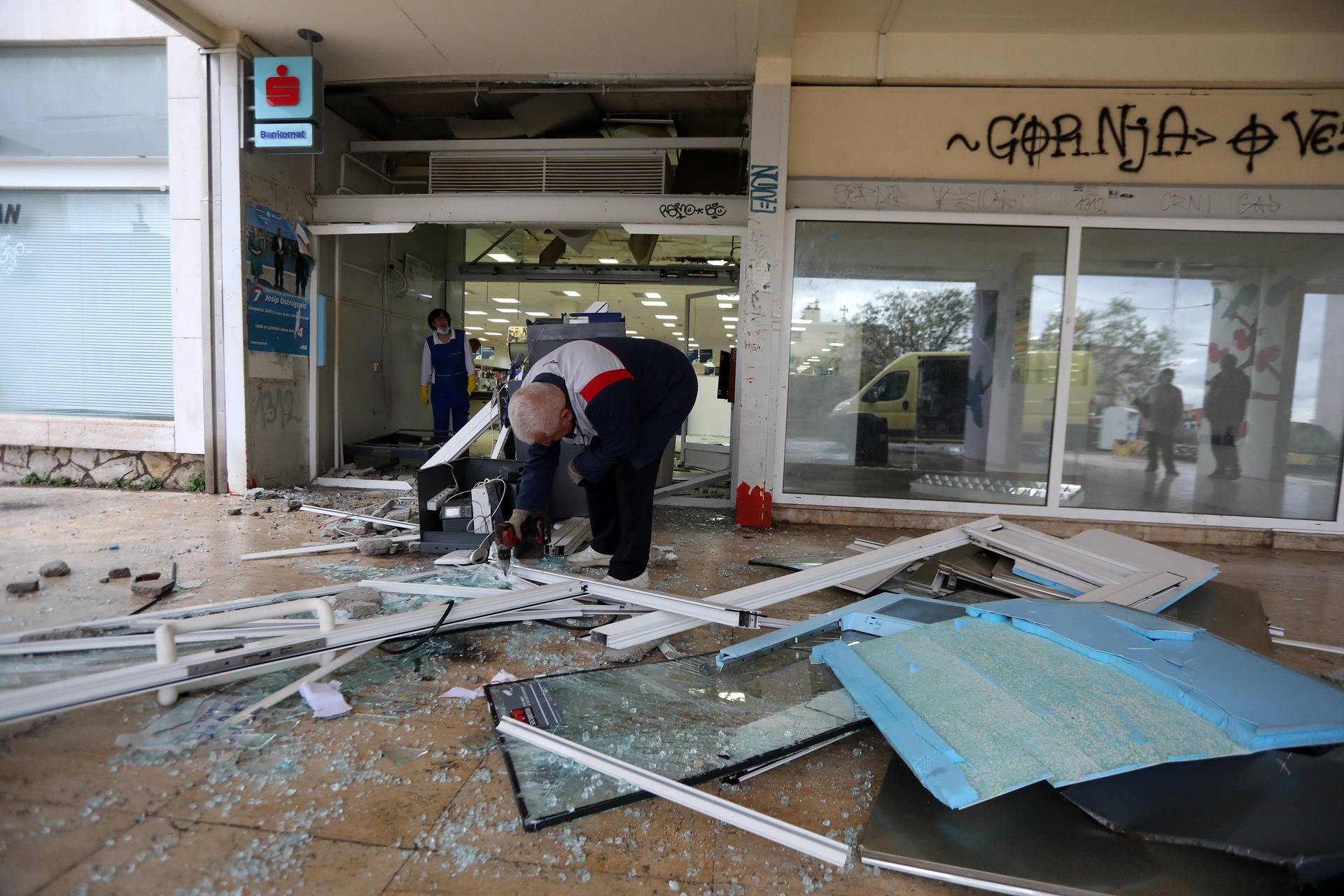 Rijeka: U ranim jutarnjim satima raznesen bankomat Erste banke