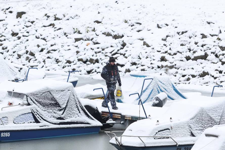 Snježni pokrivač je zabijelio je Osijek