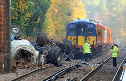 Kamion probio ogradu i srušio se na vlak, ozlijeđeno pet ljudi