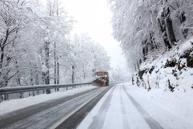 Zbog snijega otežan promet u Gorskom kotaru