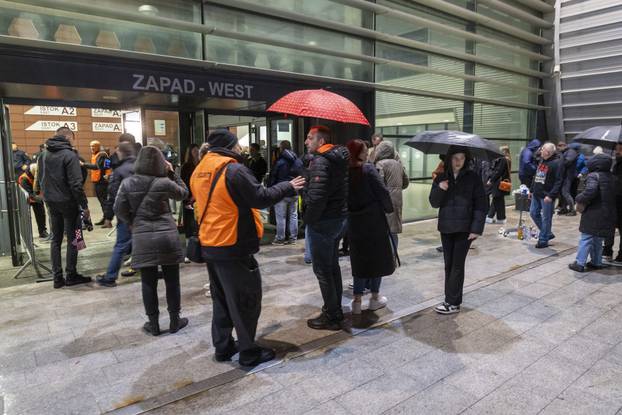 Osijek: Gužva ispred SD Gradski vrt, koncert Thompsona prvi u nizu dvoranskih koncerata.