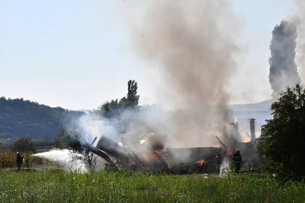 FOTO Buktinja 'progutala' halu tvornice Windor kod Pleternice