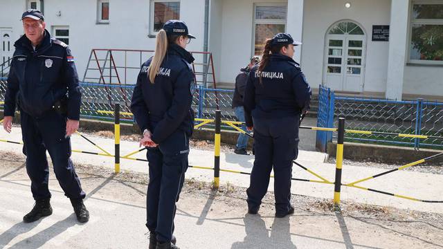 Dubona: Pripadnici policije na ulici ispred škole gdje je 21-godišnjak pucao na ljude