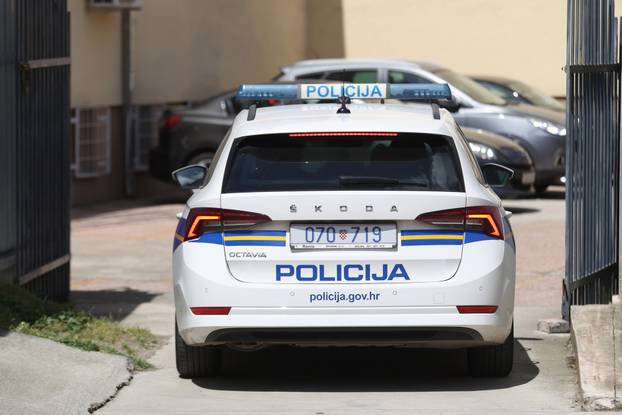 Osijek: U zgradu Uskoka u tijeku je privođenje uhićenih osoba u Novoj Gradiški