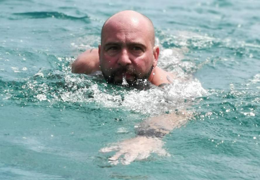 Usprkos bolovima u ramenu, Ribafish pliva prema svom cilju