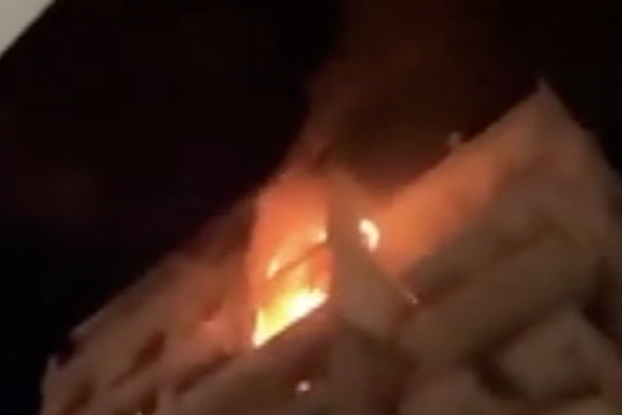 Snimke o&ccaron;evidaca pokazuju zgradu u Bejrutu u plamenu