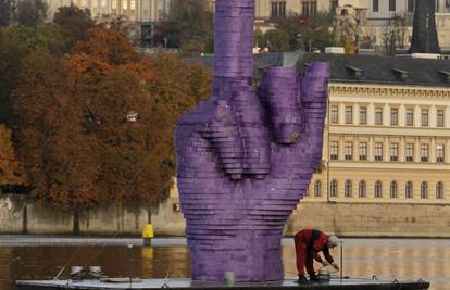 U Pragu osvanuo deset metara visoki, uzdignuti srednji prst