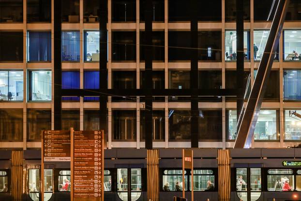 Glazbena akademija u Zagrebu izgleda posebno u jesenju večer