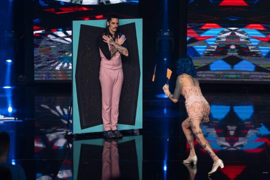 Fabijan sudjelovao u riskantnoj točki bacanja noževa: 'Zlo mi je'