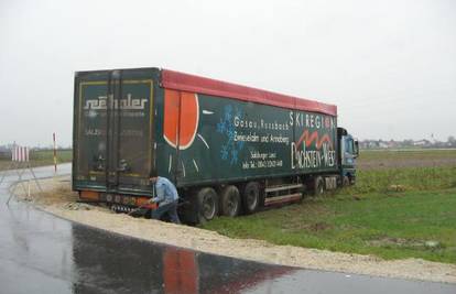 Ludbreg: Mađar kamionom sletio s ceste na oranicu