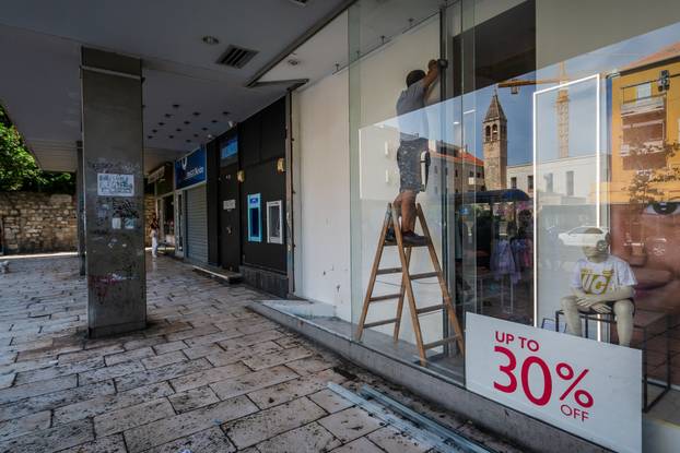 Split: Radnici zamjenjuju staklo koje je sinoć ozljedilo 24 osobe