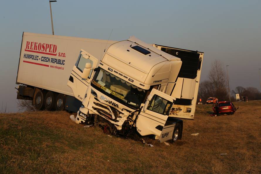 Poginuo u sudaru automobila i šlepera: Cesta D3 je zatvorena