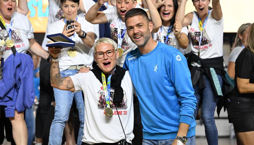 Iskrene emocije preplavile su omišku dvoranu. Drago Vuković podijelio je medalje i pehare...