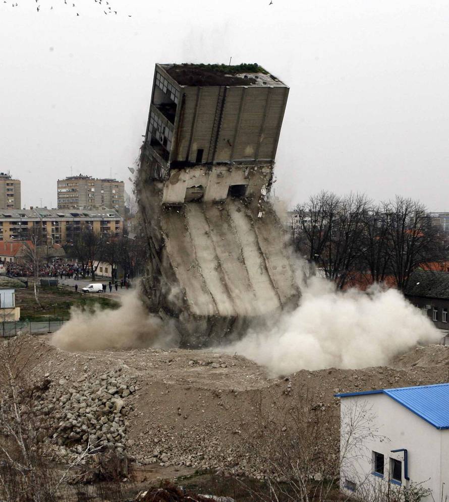 Osijek: Plansko miniranje i rušenje silosa u Huttlerovoj ulici