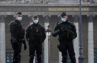 Brutalni sukob migranata s policijom u centru Pariza