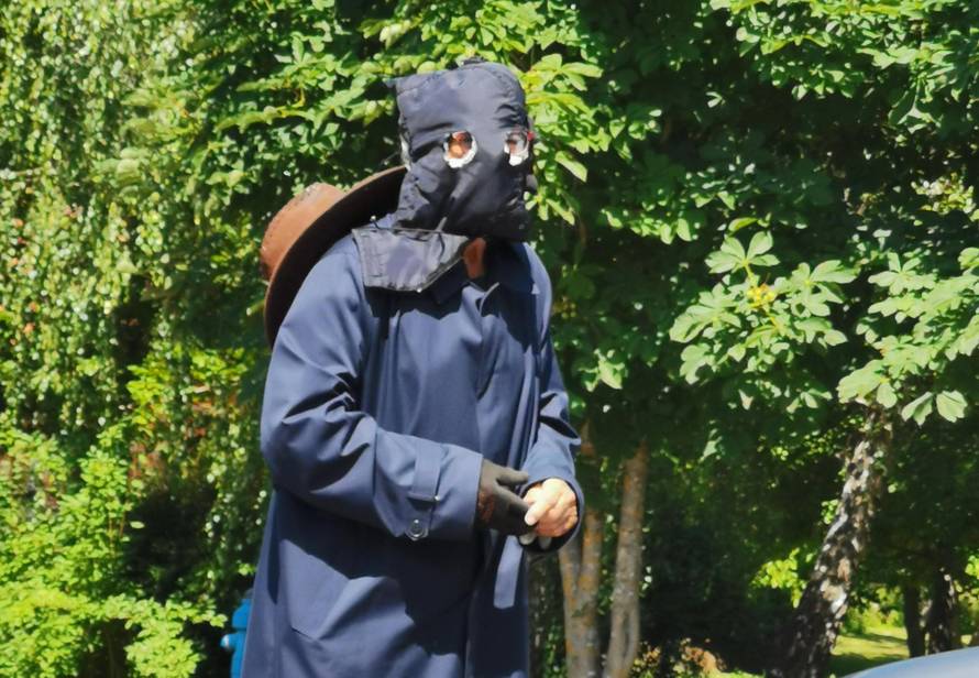 'Maskirani čovjek' superozbiljno je shvatio upute stožera: Izradio si korona-odijelo za glasovanje!