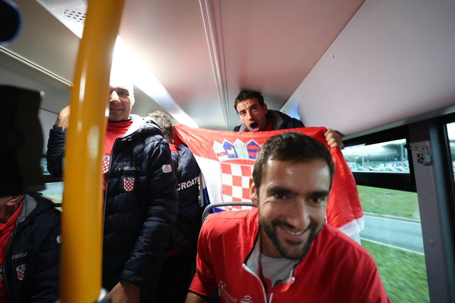 Pogledajte video iz busa: Čilić, Ćorić i društvo pili iz 'salatare