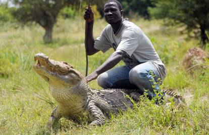 Plaše turiste krokodilima i masno zarađuju na tome