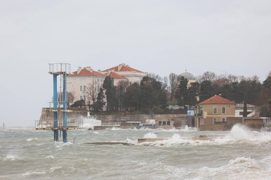 Nezapamćeno jako jugo puše na zadarskom području