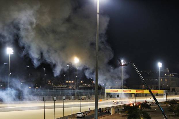 Stravi?na nesre?a u Bahreinu: Grosjean se zabio u zid, bolid se u udarcu prepolovio i izgorio