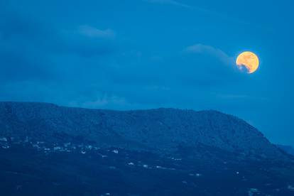 Split: Pogled na izlazak punog Mjeseca iznad planine Perun