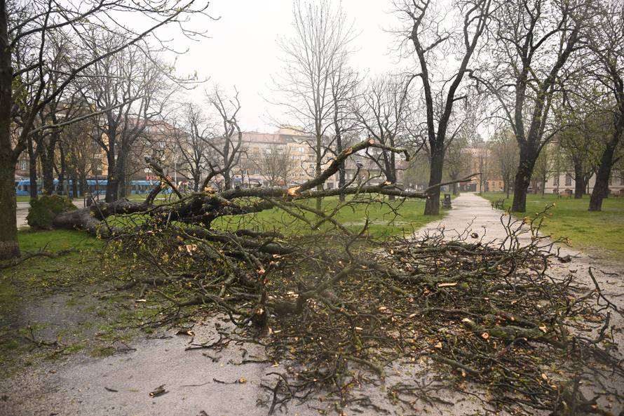 Zagreb: Olujni vjetar rušio bicikle i skele 